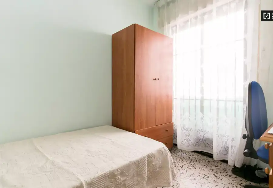 Acogedora habitación con armario independiente en un apartamento de 3 dormitorios, Albaicín en Granada