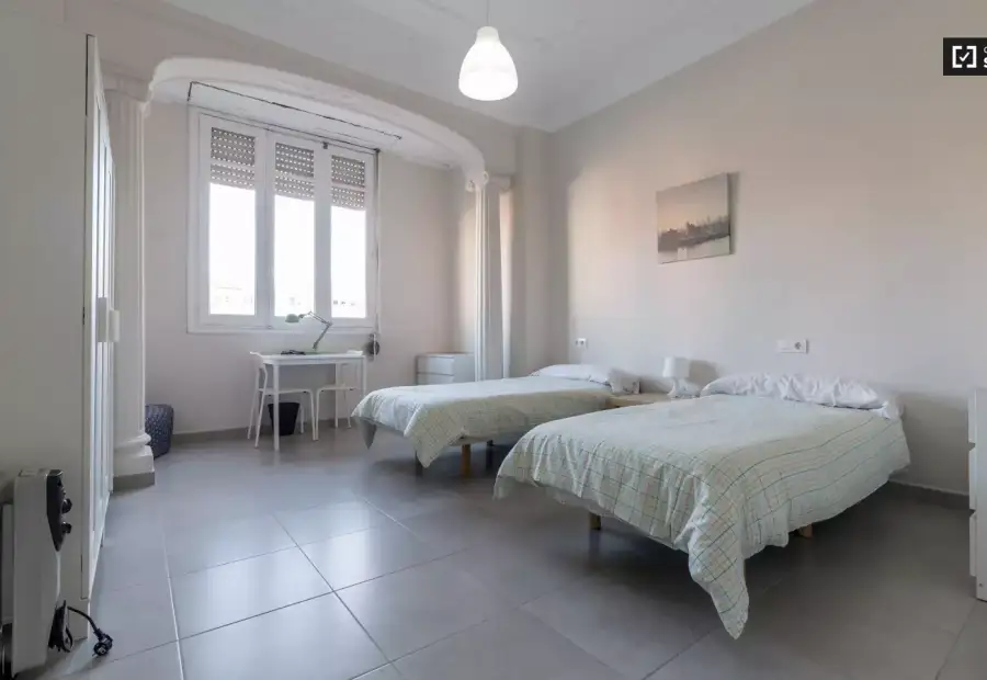 Amplia habitación en un apartamento de 5 dormitorios en Russafa, Valencia en Valencia