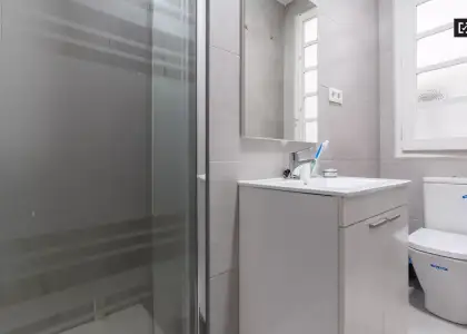Cama doble en habitaciones en alquiler en apartamento de 5 habitaciones en la moderna Russafa en Valencia