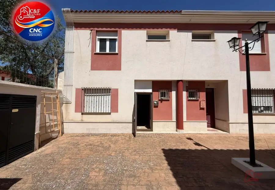 Chalet en venta en Tomelloso, Calle San Antonio, de 143 m2 con 3 dormitorios, baño, aseo y trastero por 59.014 €, Ref. 0442 en Tomelloso
