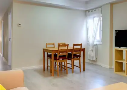 Habitación en piso compartido de 3 habitaciones en Zaragoza, gastos incluidos, ideal para profesionales y estudiantes, solo mujeres. en Zaragoza