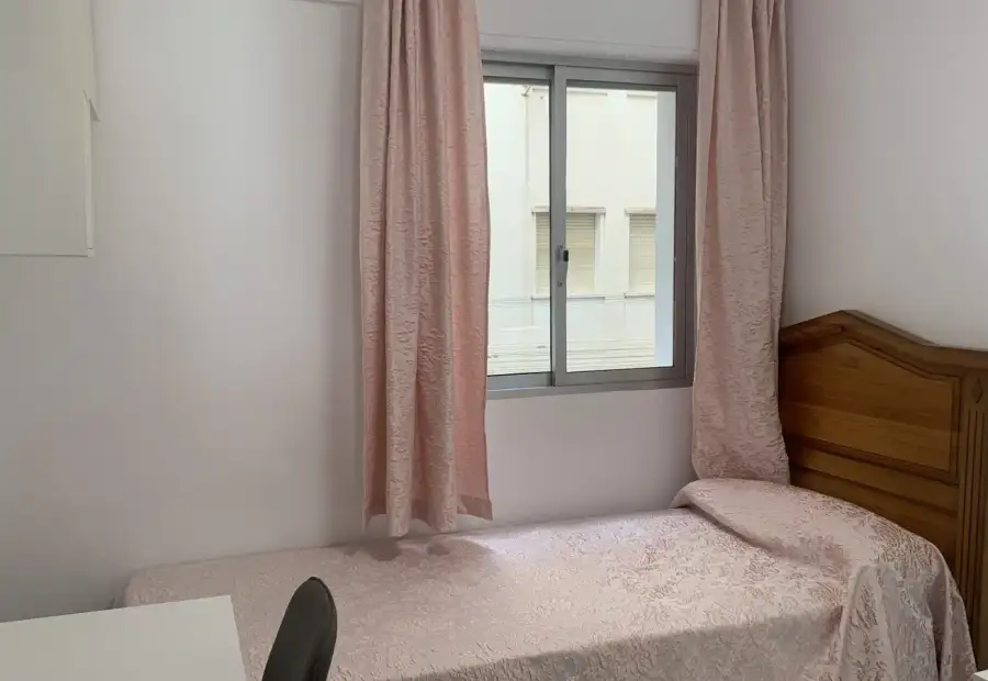 Habitación en piso compartido de 4 dormitorios en alquiler en Jardín de Málaga, solo para profesionales en Málaga