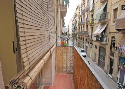 Habitación en piso compartido de 4 habitaciones en alquiler en El Raval, solo para profesionales y estudiantes. en Barcelona