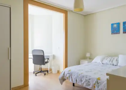 Habitación en piso compartido de 4 habitaciones en alquiler en Zaragoza, ideal para mujeres. en Zaragoza