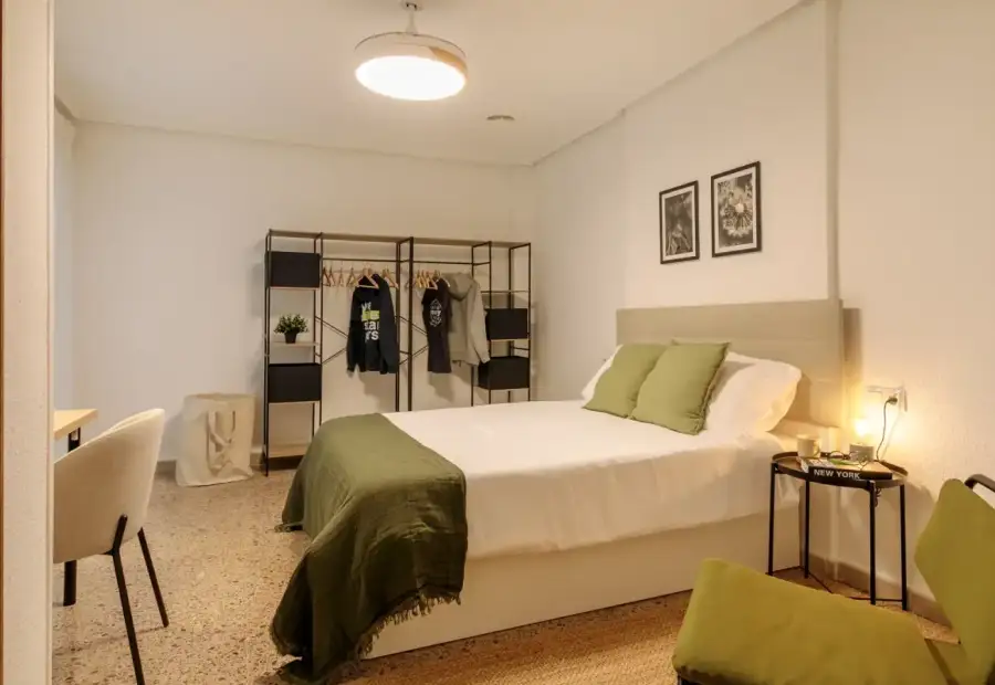 Habitación en piso compartido de 5 habitaciones en Alicante, algunos gastos incluidos, solo para profesionales, se admiten estudiantes. en Alicante (Alacant)