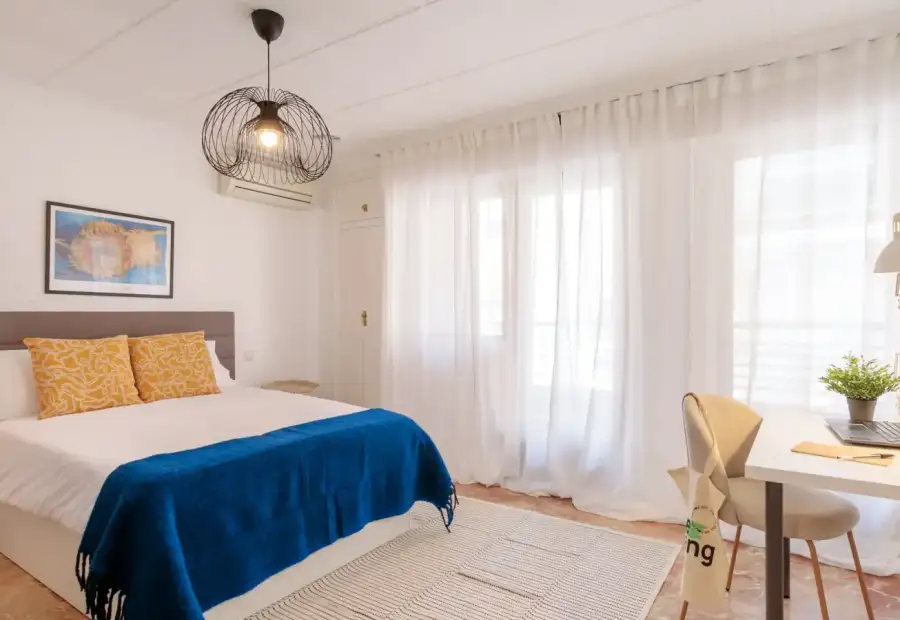 Habitación en piso compartido de 5 habitaciones en Alicante, algunos gastos incluidos, solo para profesionales, se admiten estudiantes. en Alicante (Alacant)