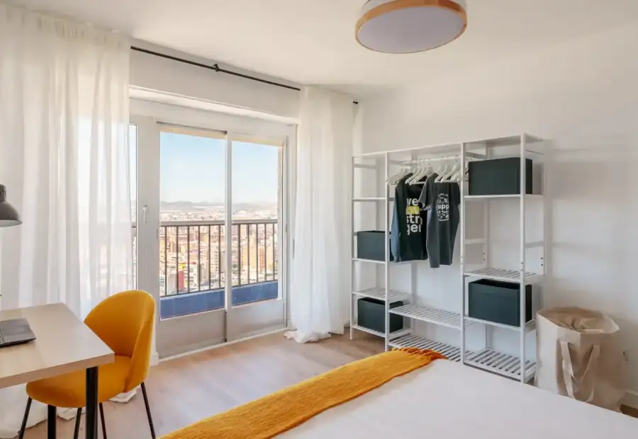 Habitación en piso compartido de 5 habitaciones en Alicante, no fumadores, no se admiten mascotas. en Alicante (Alacant)