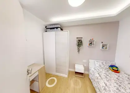 Habitación en piso compartido de 5 habitaciones en Casería de Montijo, con todos los gastos incluidos, ideal para mujeres profesionales o estudiantes. en Granada