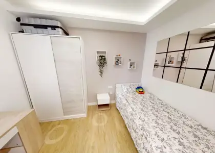 Habitación en piso compartido de 5 habitaciones en Casería de Montijo, con todos los gastos incluidos, ideal para mujeres profesionales o estudiantes. en Granada