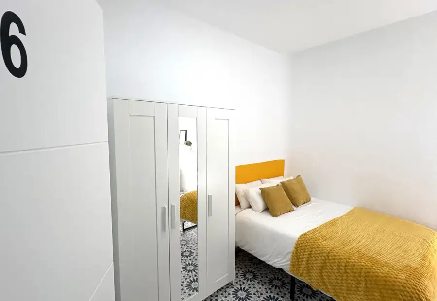 Habitación en piso compartido de 6 habitaciones en alquiler en Albaycín perfecta para chicas, profesionales y estudiantes en Granada
