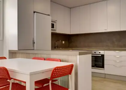 Habitación en piso compartido de 6 habitaciones en Zaragoza, ideal solo para mujeres profesionales. en Zaragoza
