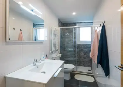 Habitación en un piso compartido de 3 habitaciones en alquiler en Arabella, todos los gastos incluidos. en Bilbao