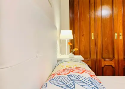 Habitación en un piso compartido de 4 habitaciones en alquiler en Indautxu, todos los gastos incluidos. en Bilbao