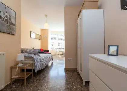 Habitación en un piso compartido de 5 habitaciones en alquiler en Penya-Roja en Valencia