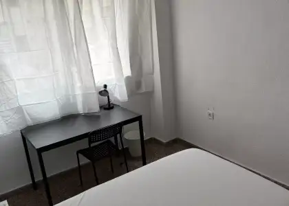 Habitación en un piso compartido de 5 habitaciones en Murcia, con algunos gastos incluidos. en Murcia