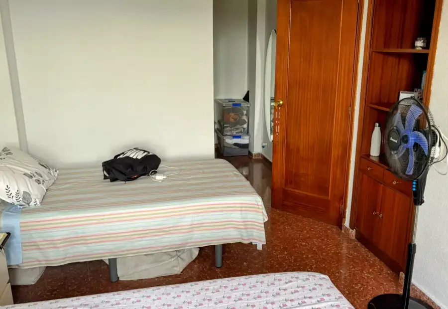 Habitación en un piso compartido de 5 habitaciones en Murcia, con algunos gastos incluidos. en Murcia