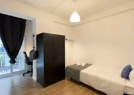 Habitación en un piso compartido de 7 dormitorios en alquiler en Sant Antoni en Barcelona