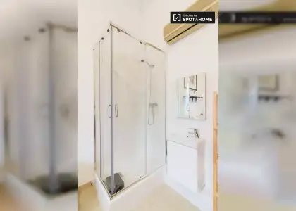 Habitación en un piso compartido de 7 dormitorios en alquiler en Sants, gastos incluidos. en Barcelona