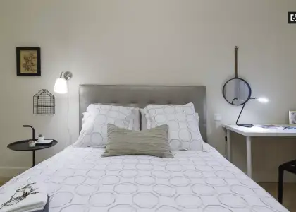Habitación en un piso compartido de 8 habitaciones en Abando, con todos los gastos incluidos, ideal para profesionales y estudiantes. en Bilbao