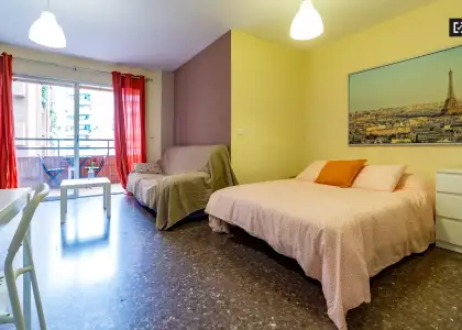 Habitación soleada con llave independiente en apartamento de 5 dormitorios, Algirós en Valencia