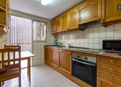 Habitación soleada con ventana con vistas a la calle en un apartamento de 5 dormitorios, Algirós en Valencia