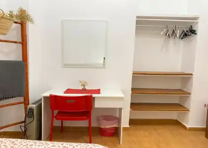 Se alquila habitación en piso compartido de 3 habitaciones en Centro Histórico, todos los gastos incluidos. en Málaga