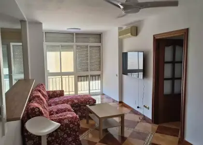 Se alquila habitación en piso compartido de 3 habitaciones en Cruz del Humilladero, gastos incluidos, solo chicas en Málaga
