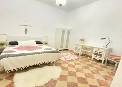 Se alquila habitación en piso compartido de 4 habitaciones en Centro Histórico, todos los gastos incluidos. en Málaga