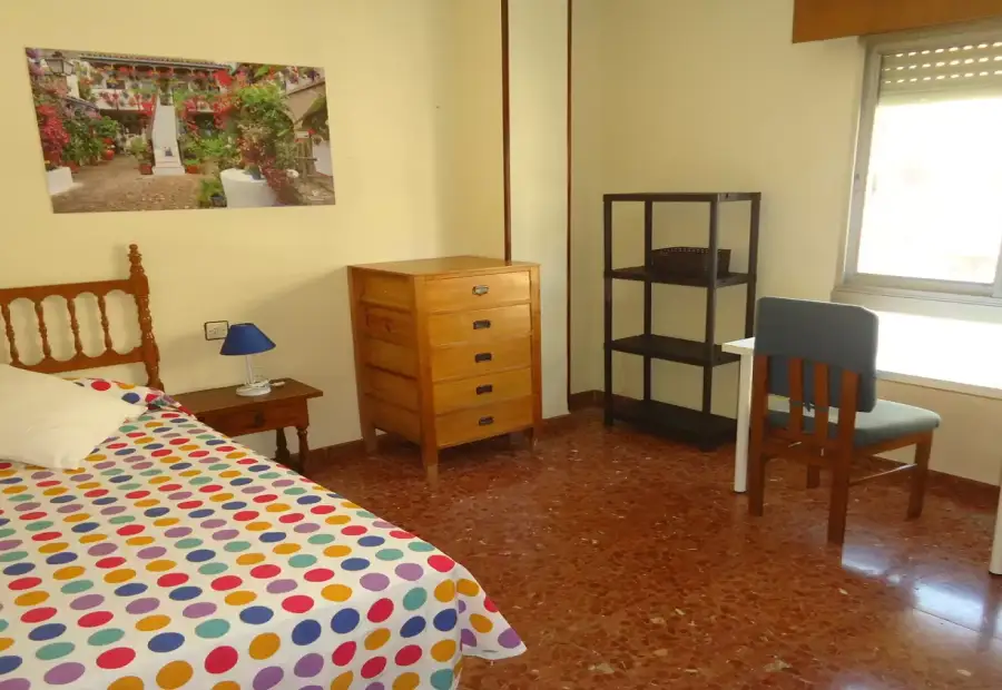 Se alquila habitación en piso compartido de 4 habitaciones en Ciudad Jardín. en Córdoba