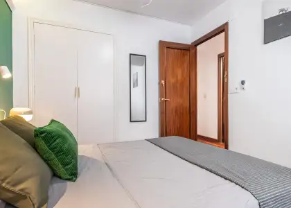 Se alquila habitación en piso compartido de 6 habitaciones en Alicante, todos los gastos incluidos. en Alicante (Alacant)