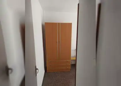 Se alquila habitación en piso de 3 dormitorios en Alicante en Alicante (Alacant)