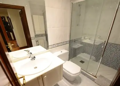 Se alquila habitación en piso de 4 dormitorios en Indautxu, Bilbao. en Bilbao