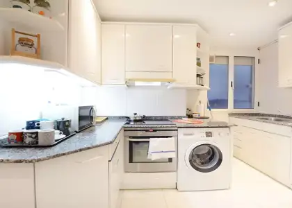 Se alquila habitación en piso de 4 dormitorios en Indautxu, Bilbao. en Bilbao