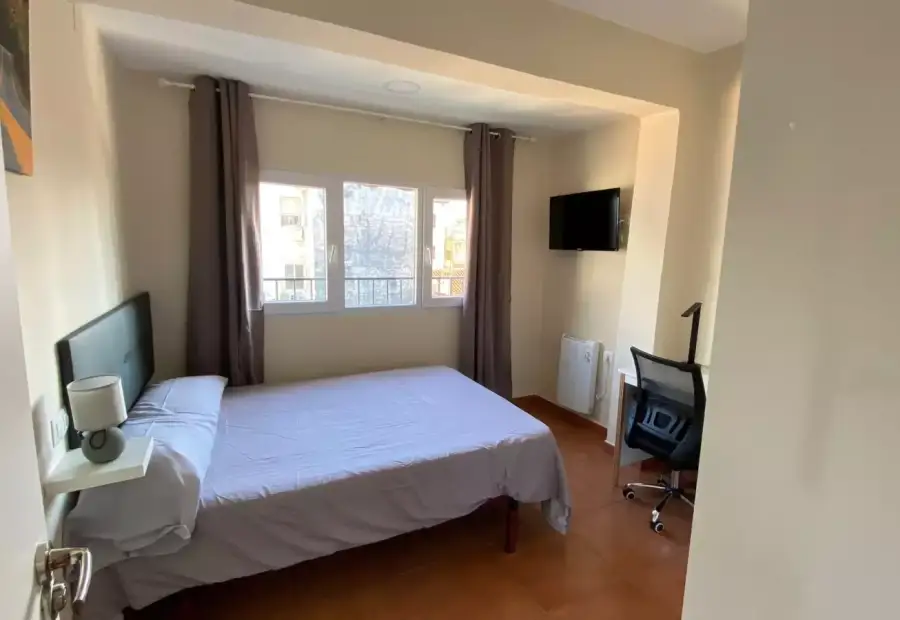 Se alquila habitación en piso de 4 habitaciones en Granada en Granada